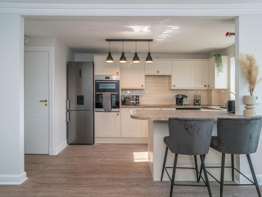 Luxury 2Bed 2Bath Flat In City Centre- Free Parking! Apartamento Edimburgo Exterior foto