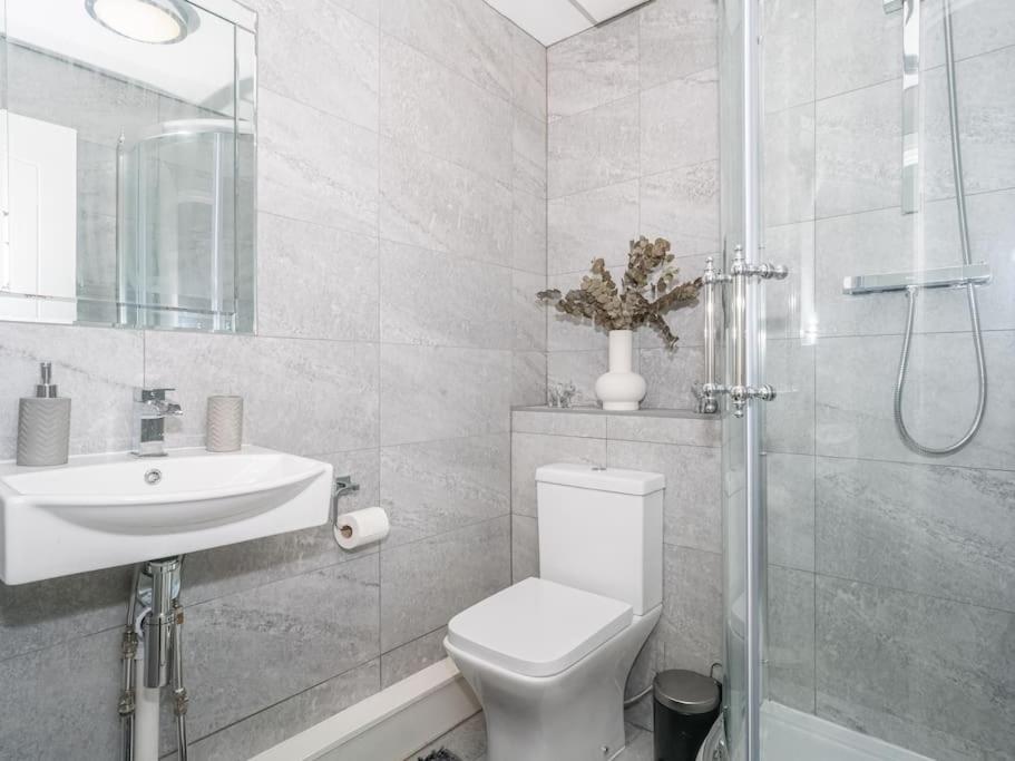Luxury 2Bed 2Bath Flat In City Centre- Free Parking! Apartamento Edimburgo Exterior foto