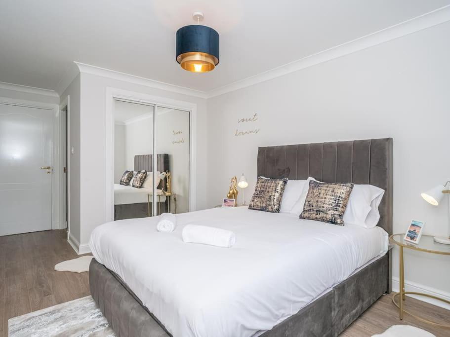 Luxury 2Bed 2Bath Flat In City Centre- Free Parking! Apartamento Edimburgo Exterior foto